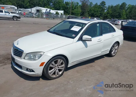 2011 Mercedes-Benz C 300 Luxury/Sport z USA, uszkodzony, nr VIN WDDGF5EB2BF638292
